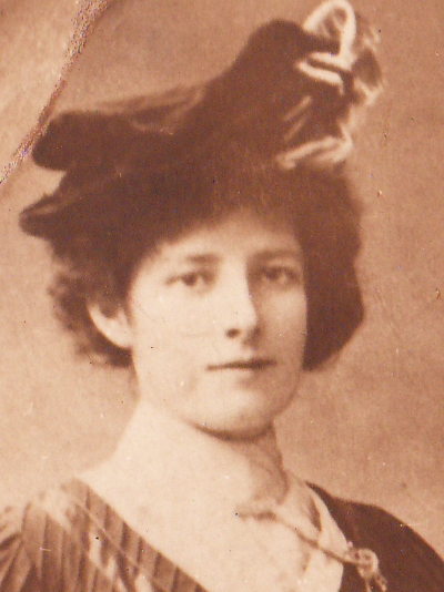 Photo of photos/Johannah McLennan i59878 portrait
